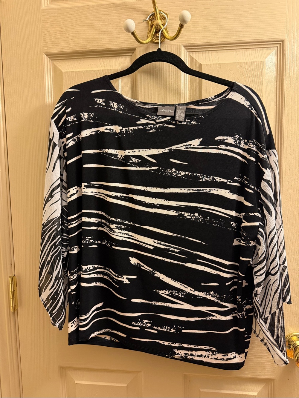 Chicos Women’s Black & White Abstract Print Top